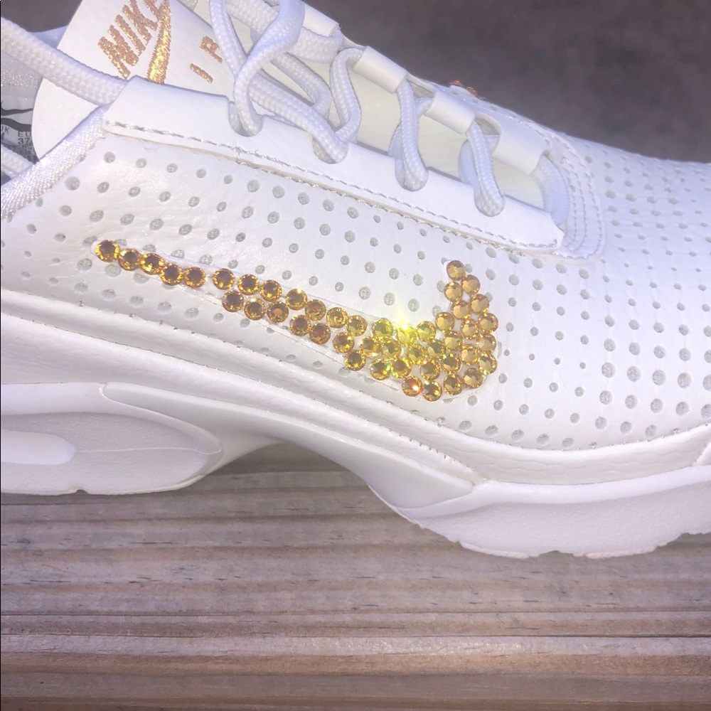 NWB Women’s Bedazzled Nike Size 6.5 - Picture 3 of 5